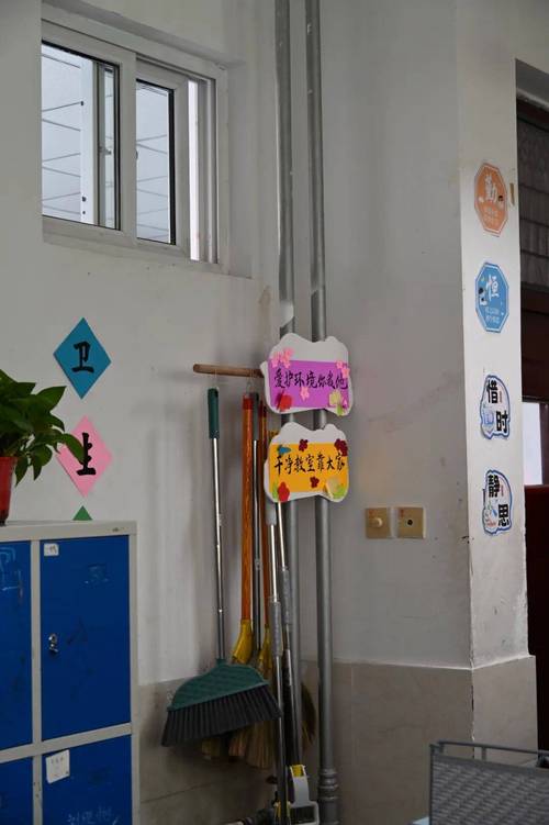 厕所门口的学生阅读角