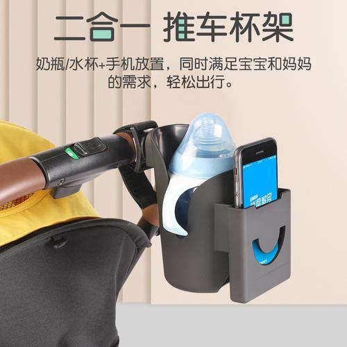 妈妈单手推婴儿车同时取杯架水瓶的尴尬场景
