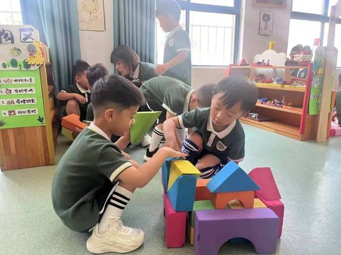 幼儿园老师坐在角落观察区域活动