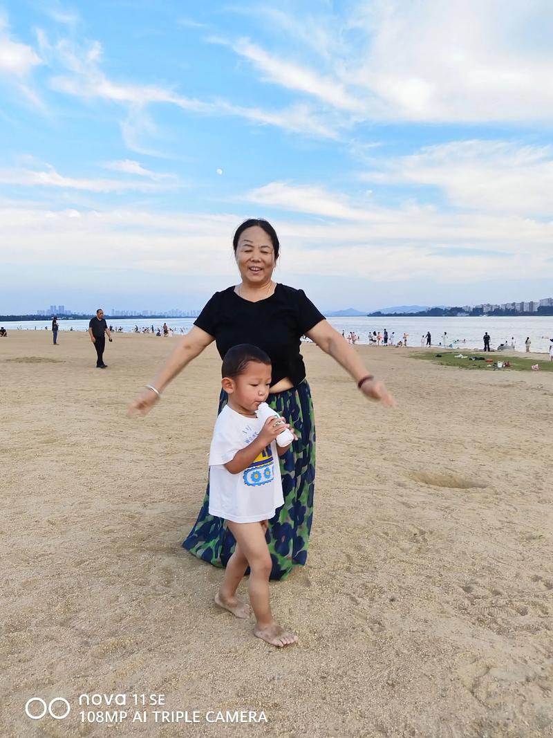 奶奶带孙子在公园挖沙子亲子场景