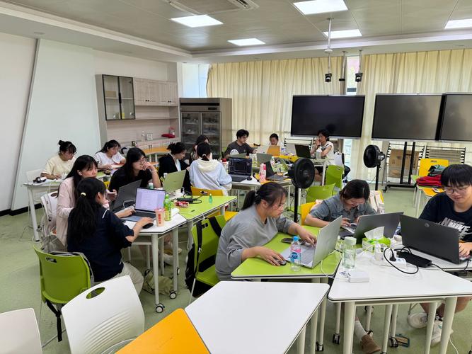 中学生团队在教室进行数学建模头脑风暴