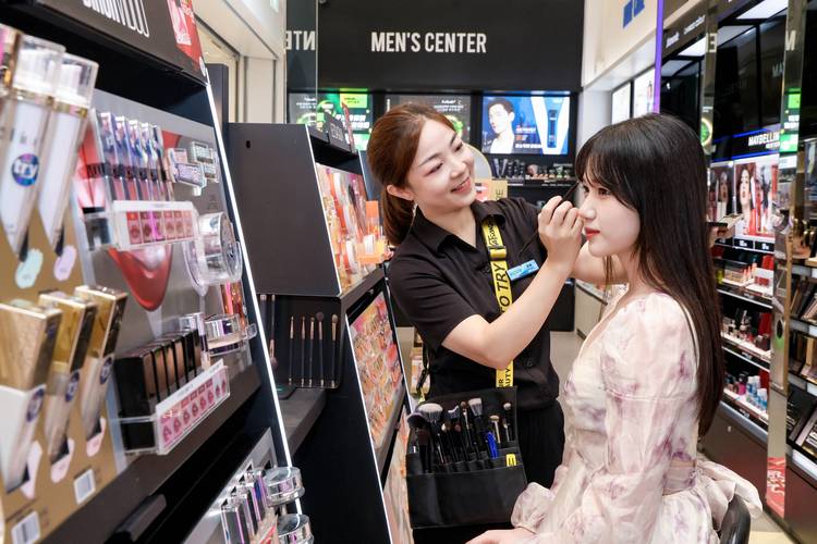 线下美妆集合店导购与顾客近距离互动场景