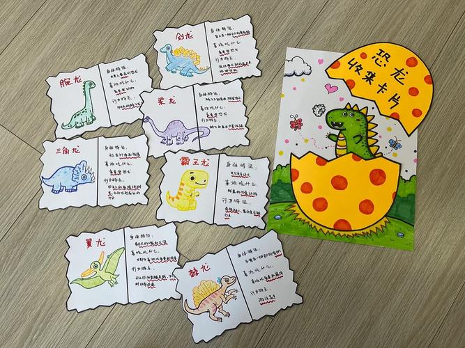 小学课桌抽屉里夹着手绘恐龙图案的鼓励便签