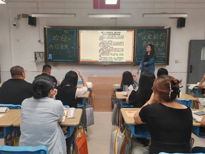 家长会后排快速合上科普读本的中年家长