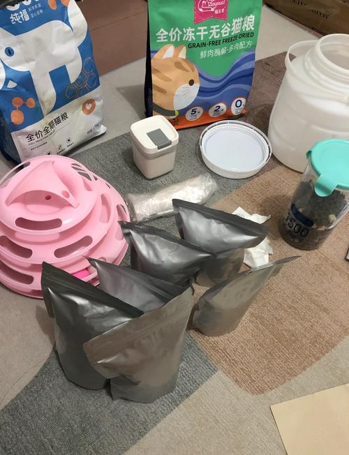 养猫家庭客厅角落拆封存放的处方粮袋