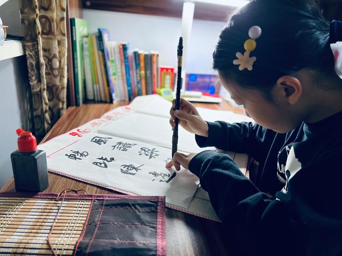 阳台书桌前的汉字书法:为什么我不让娃着急考级-大讲堂