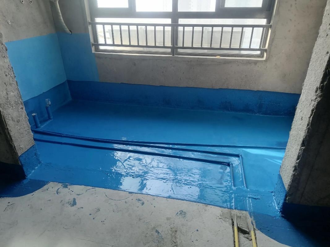 装修铲除原有防水层施工现场