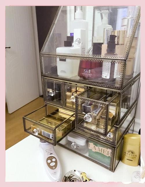 网红透明收纳盒塞满化妆品桌面图