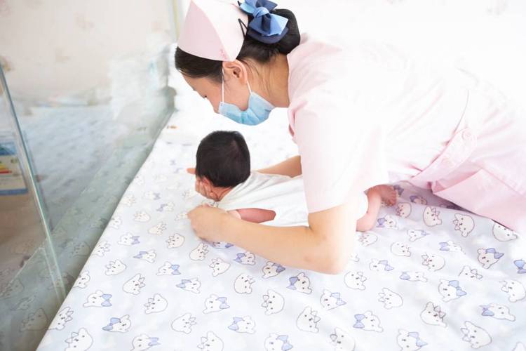 月子中心护士给2月龄宝宝试安抚奶嘴场景图