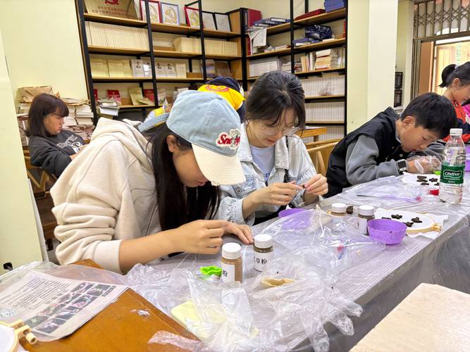九华山当地居民手工制作柏香牌的体验场景