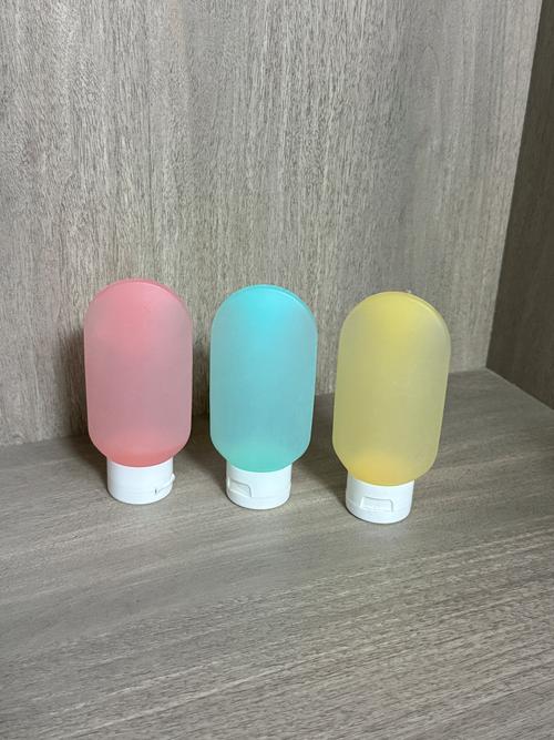 摆放在旅行收纳袋里的不同材质便携洗护分装瓶
