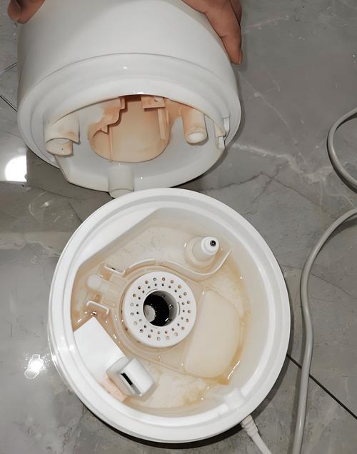 加湿器水箱接口藏污垢实拍