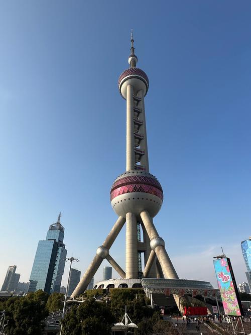 上海东方明珠广播电视塔下陆家嘴步行道入口实拍