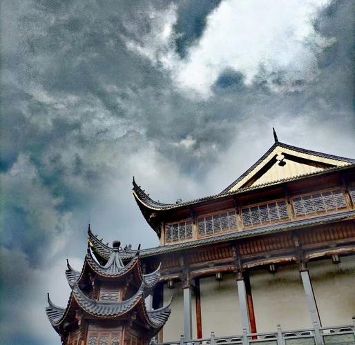 深秋九华街清晨雾中古寺飞檐