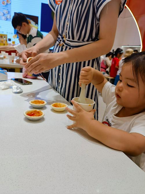 亲子家庭做奶茶冲调比例游戏实拍