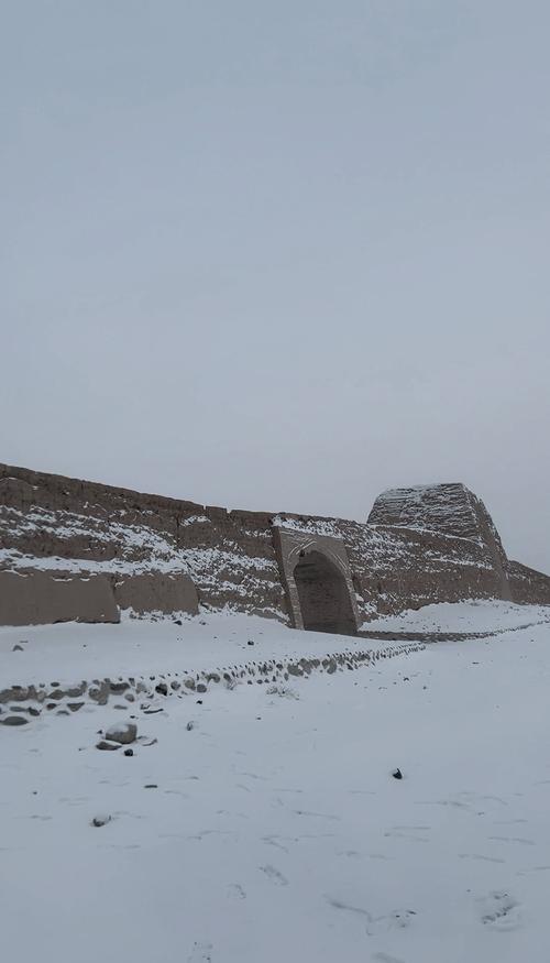 嘉峪关关城远眺祁连山秋日雪景