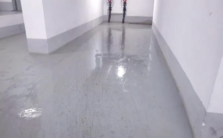 地下室墙面结露水珠，潮湿环境施工示意