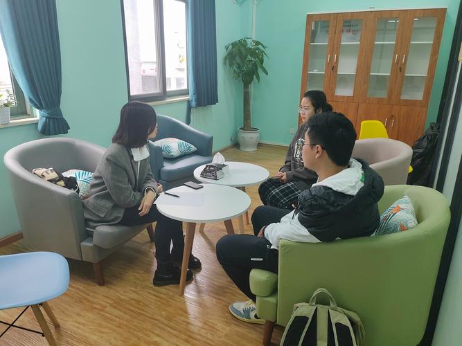 教师指导学生进行留学专业选择一对一咨询场景