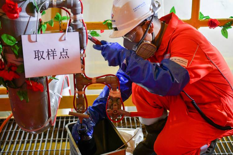 工业导热油系统取样检测现场图