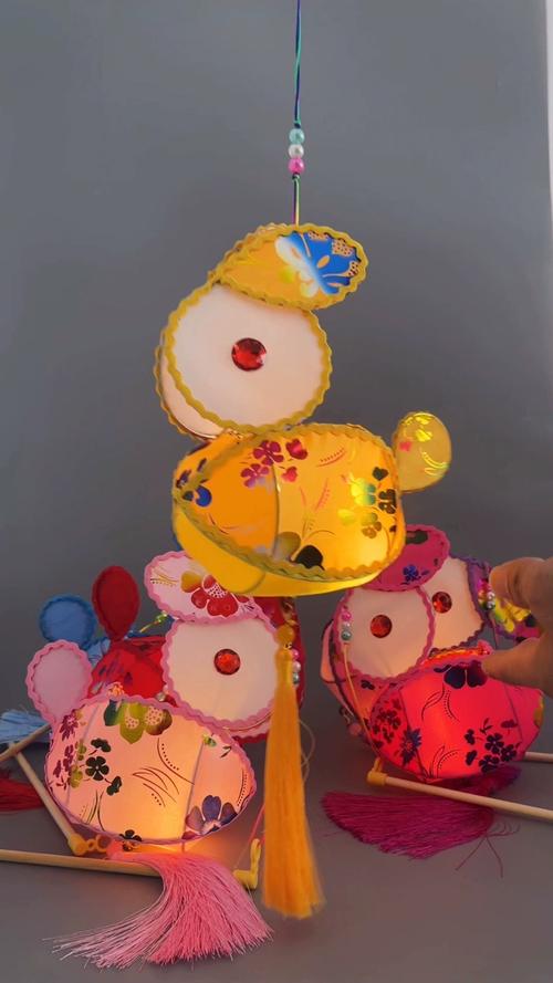家庭元宵节孩子提兔子灯笼温馨场景