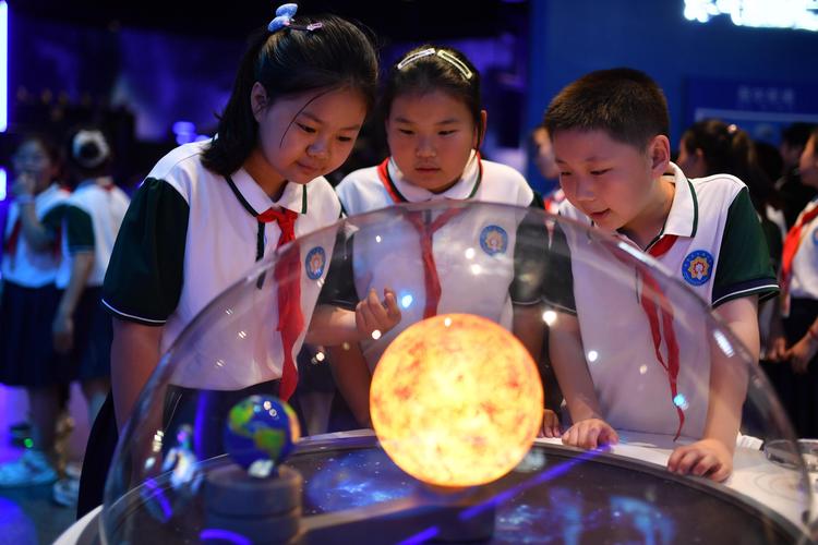 国内科技馆青少年科学实验互动现场