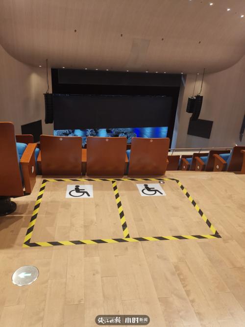 室内杂技演出观众席安全警示线