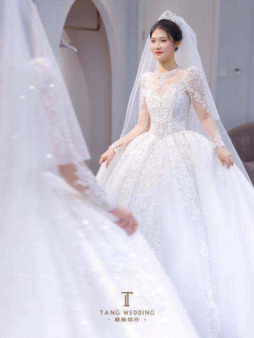 冬季雪地婚礼新娘蕾丝长袖婚纱