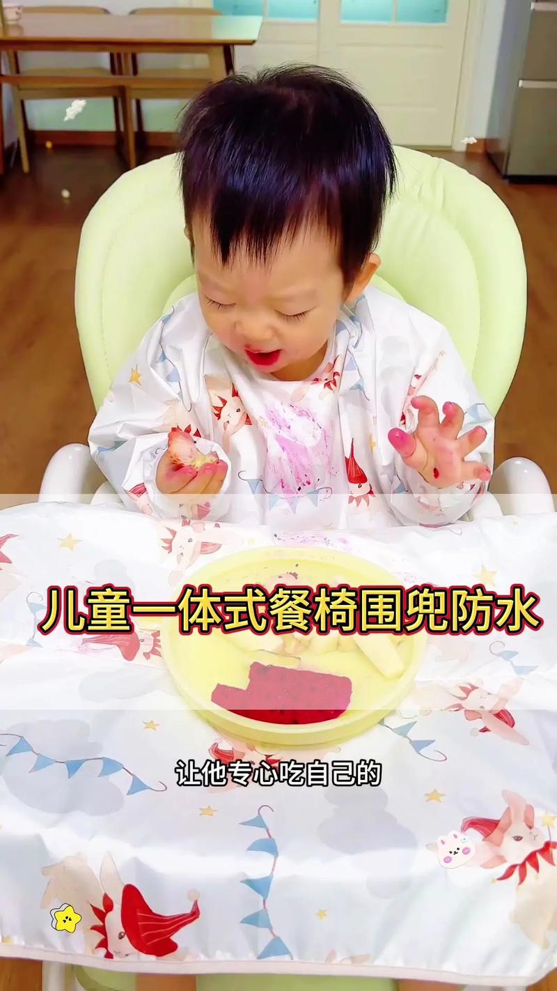 幼儿自己坐在餐椅上手抓吃饭场景