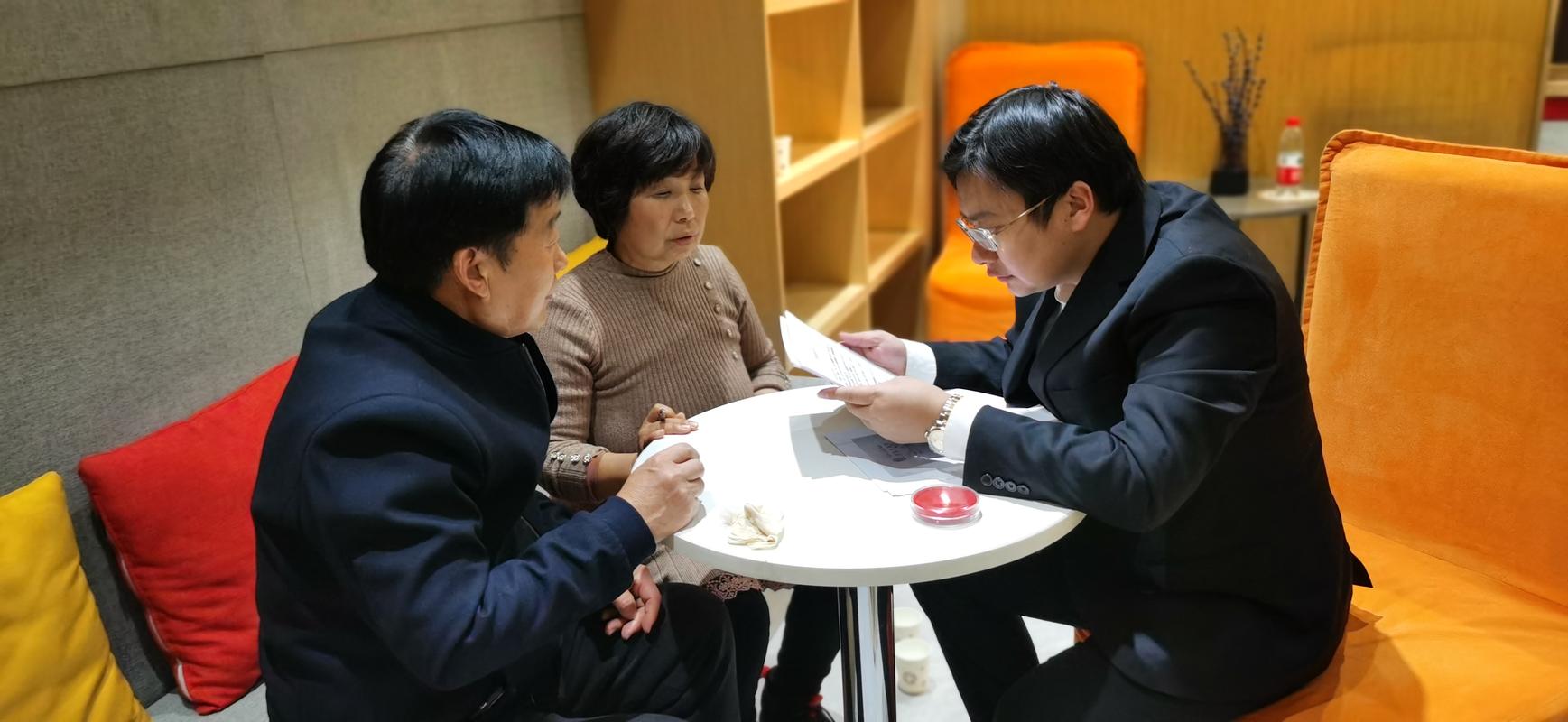 婚姻律师与当事人沟通证据梳理场景