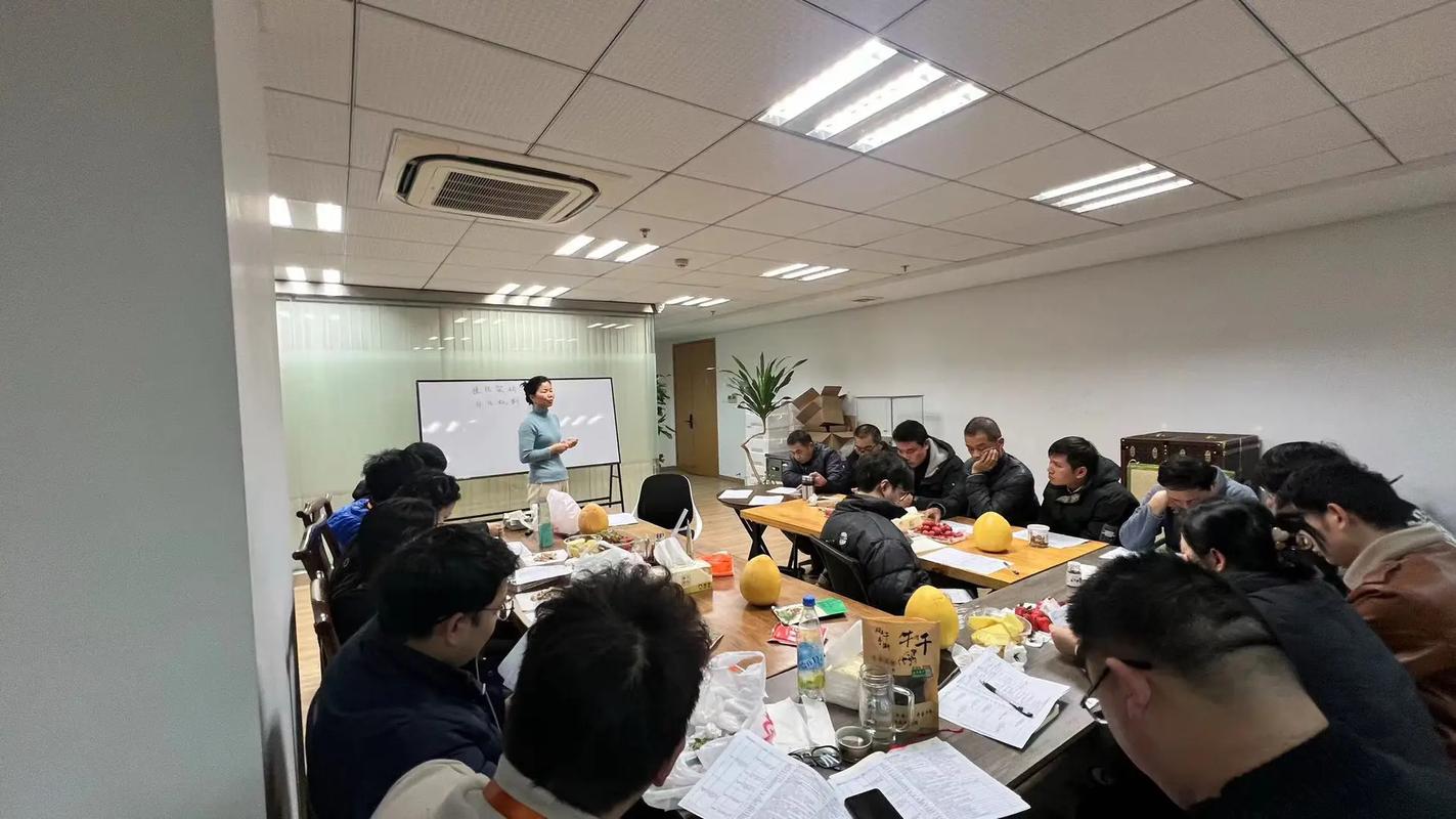 创业团队深夜围坐开会讨论