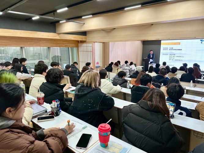 EMBA学员在阶梯教室进行案例讨论课
