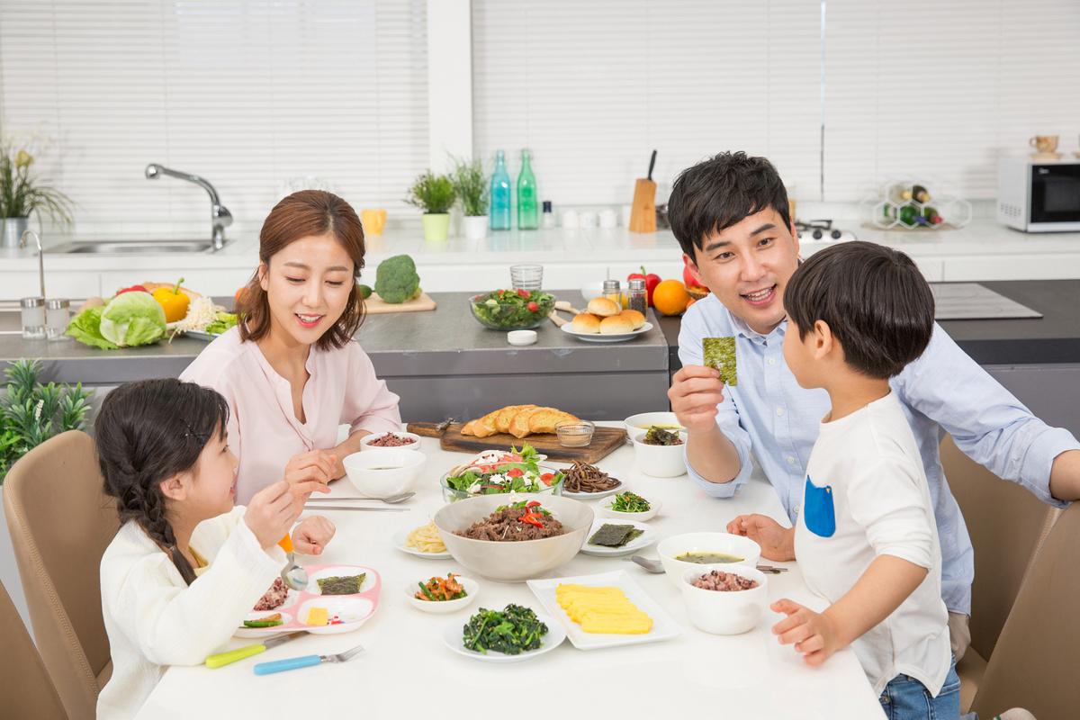 周末一家人厨房一起做饭温馨场景图