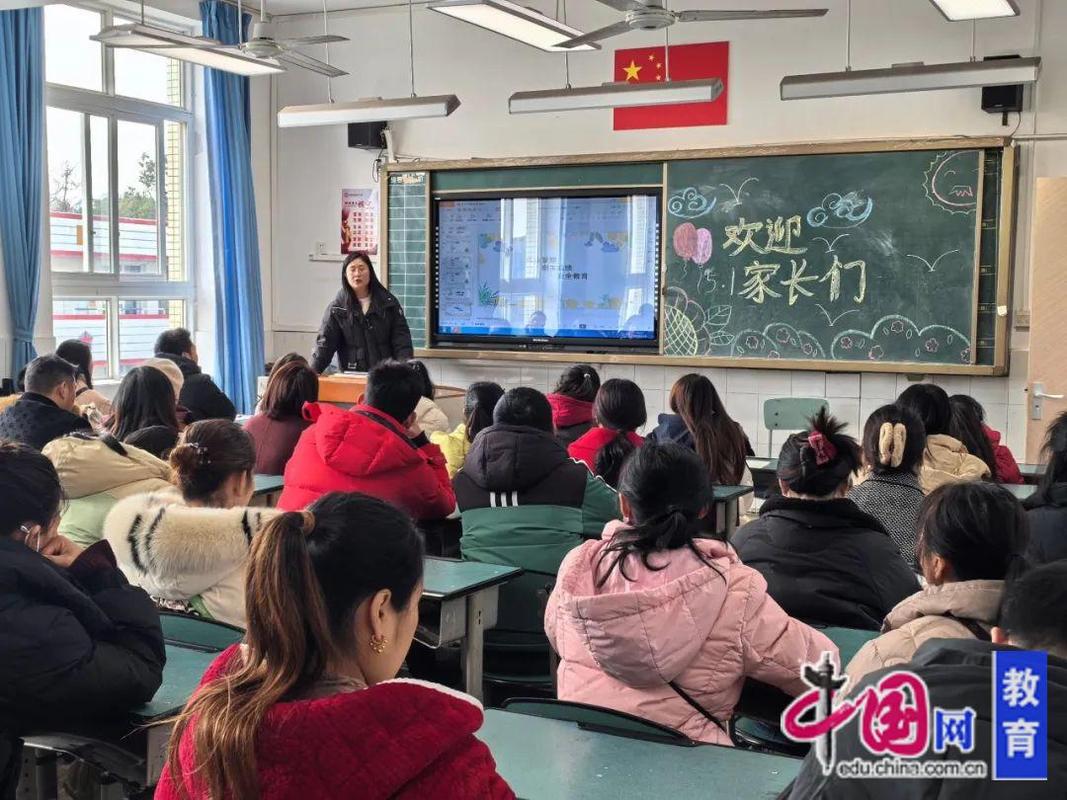 中小学家长会现场家长咨询信息科技学习场景