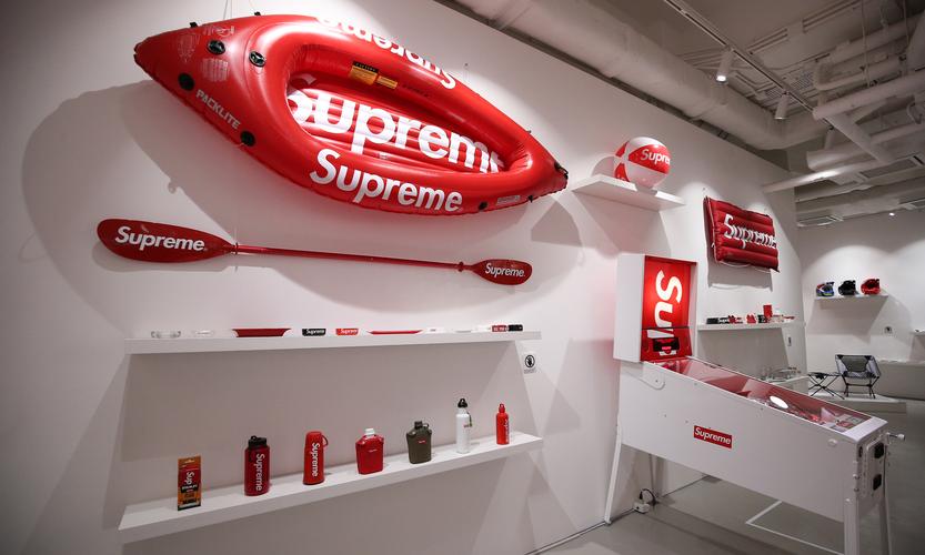 潮牌Supreme红砖拍卖现场人群围观