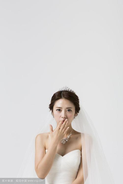 新娘试婚纱时惊喜捂嘴表情