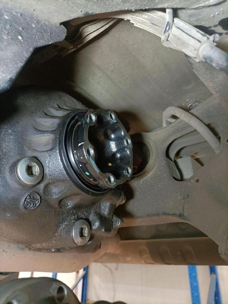 汽车后桥差速器油封漏油实拍