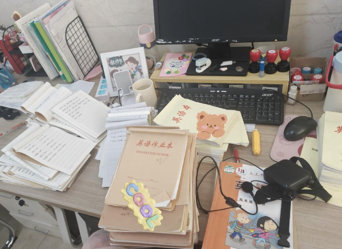 教师办公桌上夹着糖的学生作业本