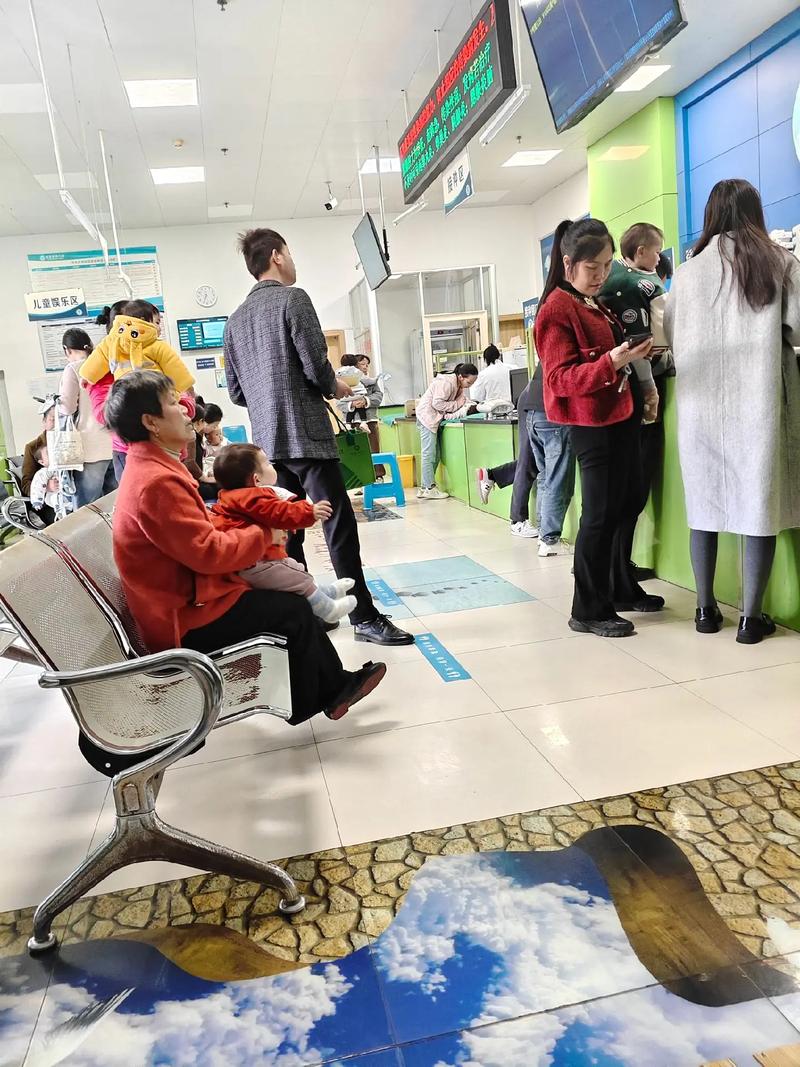 宝宝接种五联疫苗现场排队家长焦急表情