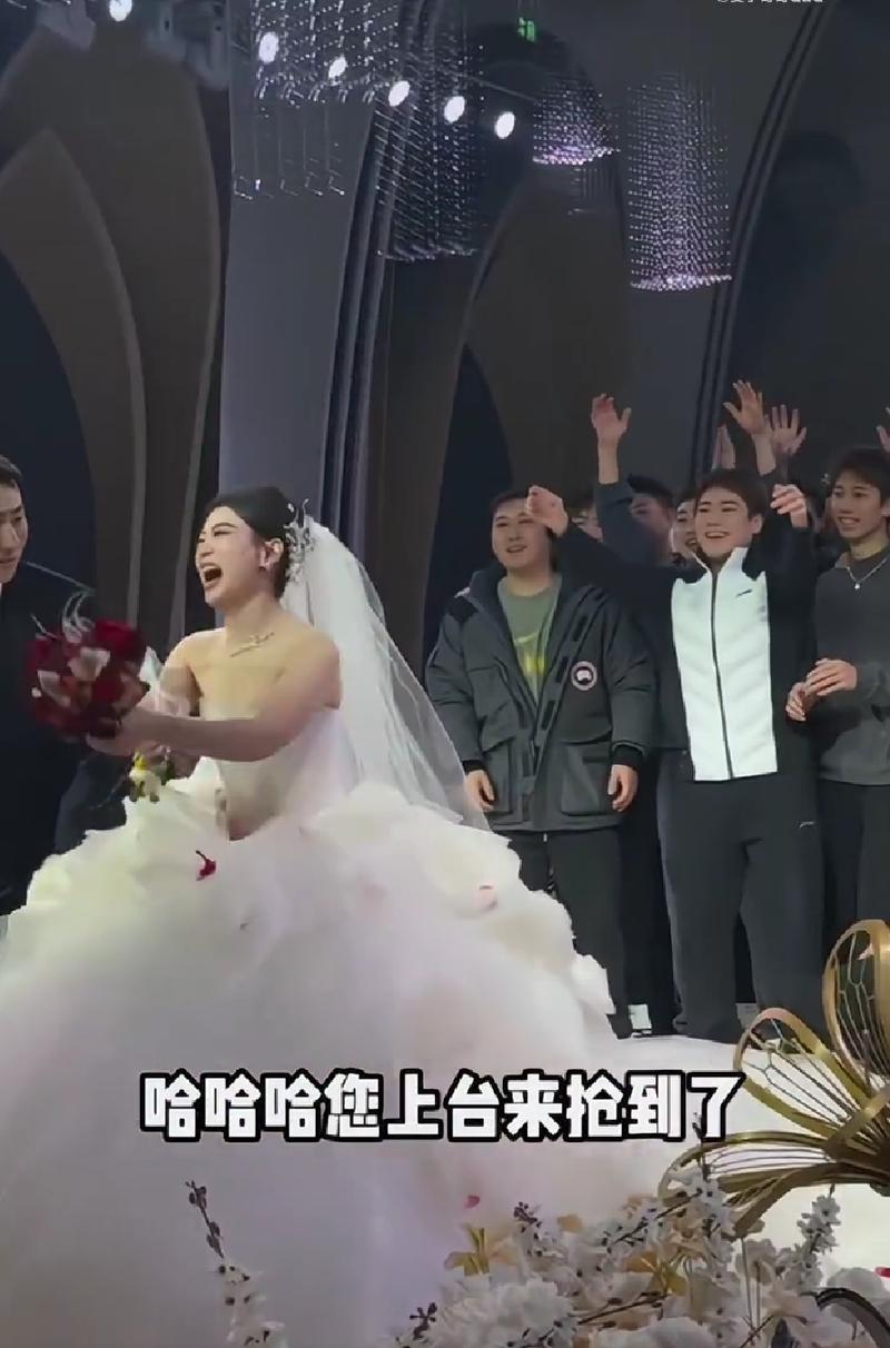 婚礼上无人上台抢捧花的尴尬场面