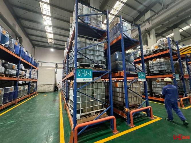 机械制造工厂违规堆放危废现场图