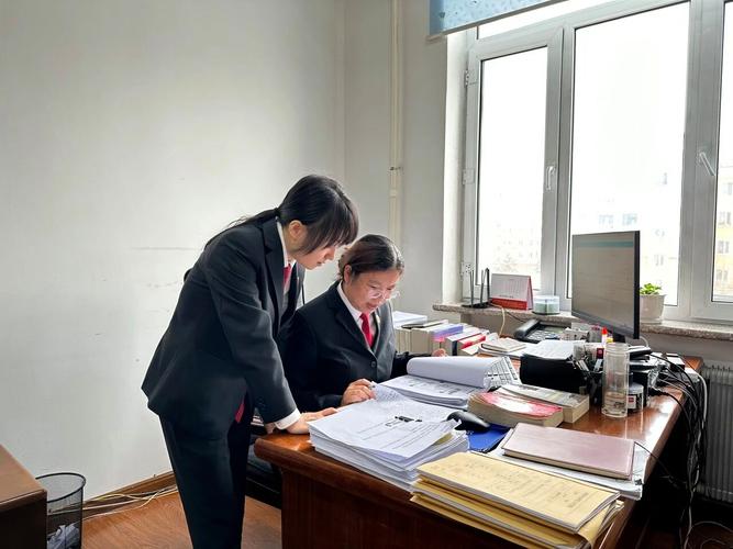 法院大楼前律师拿着公文包脚步匆匆