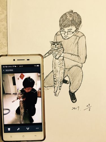 美术教师抱着速写本在操场边蹲下来画流浪橘猫