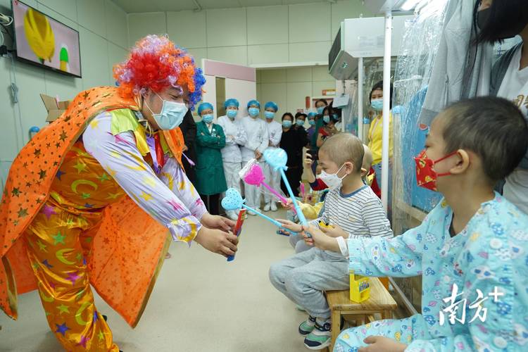 儿童医院小丑医生与患儿互动 微笑与抗拒表情对比