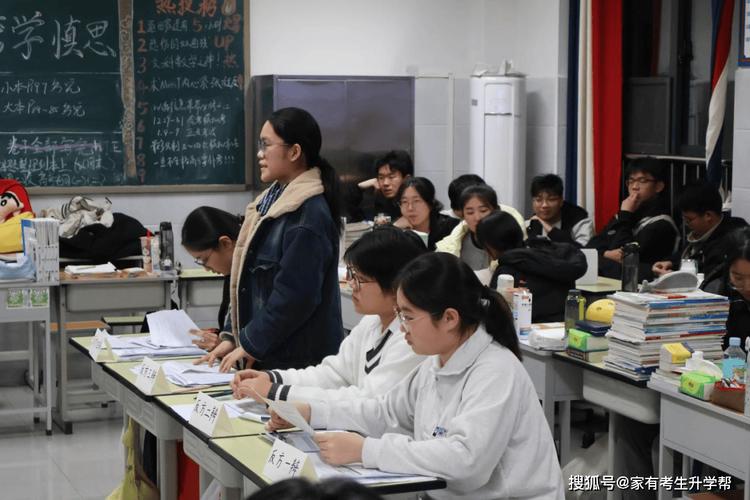 教室中学生分组辩论适度放手话题
