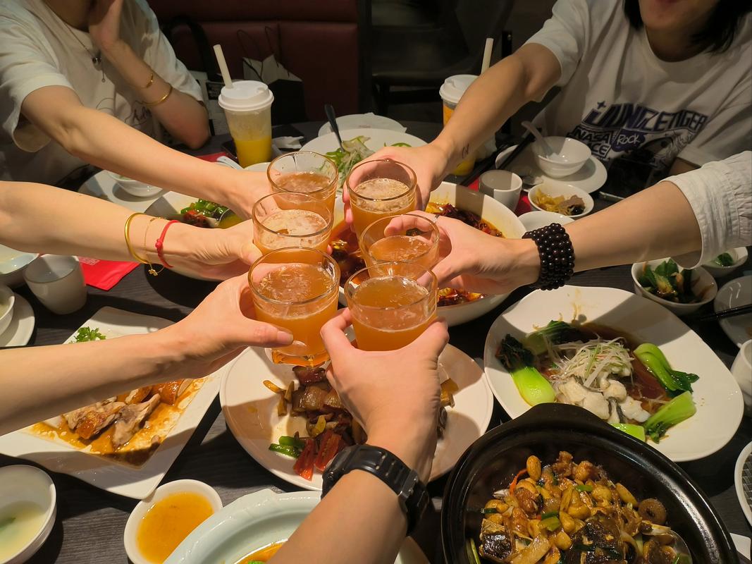 现代年轻人朋友聚餐正确餐桌礼仪示例图