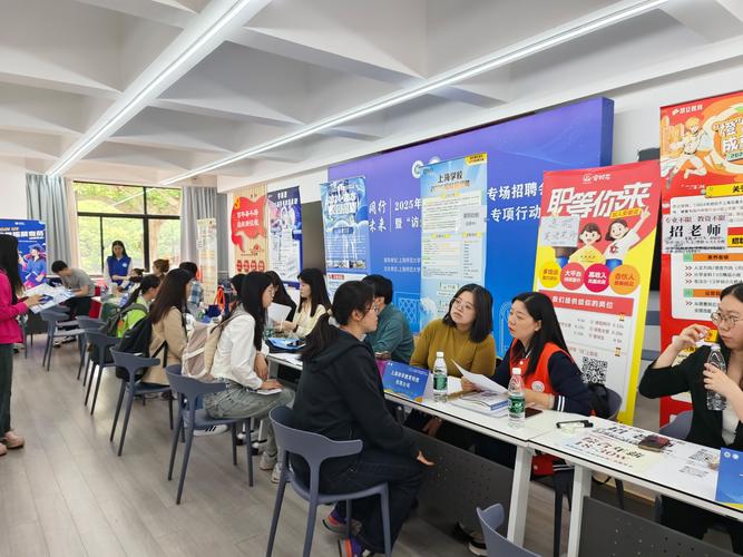 企业校招半结构化面试现场场景图