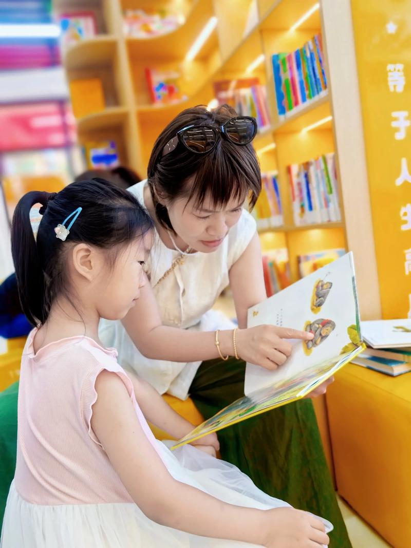 幼儿看绘本入迷实拍
