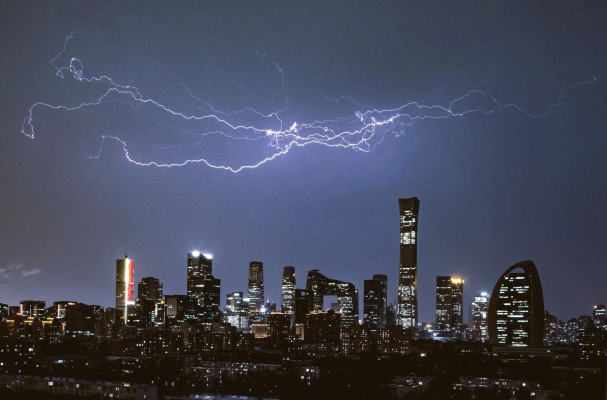雷暴闪电击中城市高楼的震撼夜景