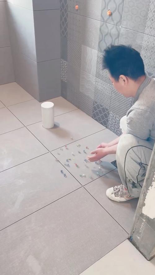 用矿泉水瓶测试卫生间瓷砖排水坡度实景