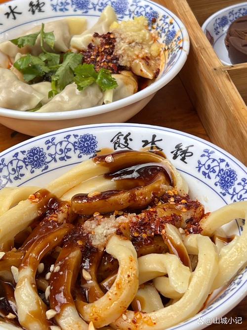 成都甜水面碗中挂红油的粗面条